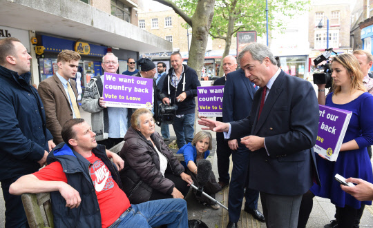 영국의 유럽연합(EU) 탈퇴(브렉시트) 찬반 국민투표를 열흘 앞둔 13일(현지시간) 나이절 파라지 영국 독립당 대표(오른쪽 두번째)가 켄트 주 램즈게이트에서 유권자들을 만나 브렉시트 찬성 캠페인을 벌이고 있다.  연합뉴스
